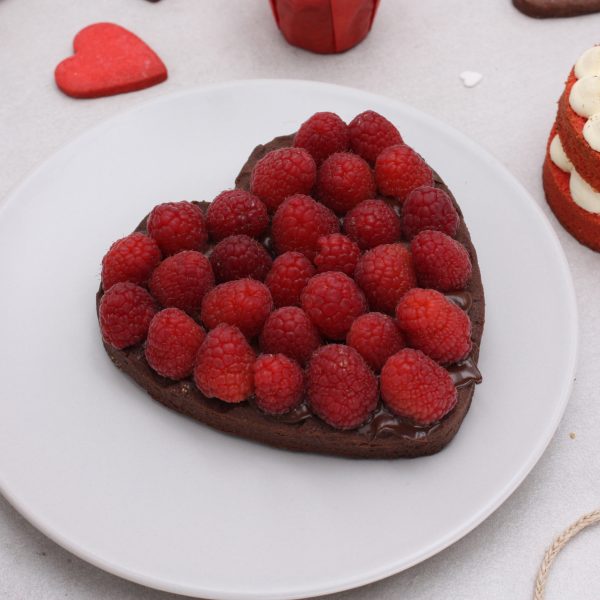 Torta vegana al cioccolato e lamponi