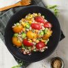 Farro con verdure e dressing di tahina ed erbe con verdure