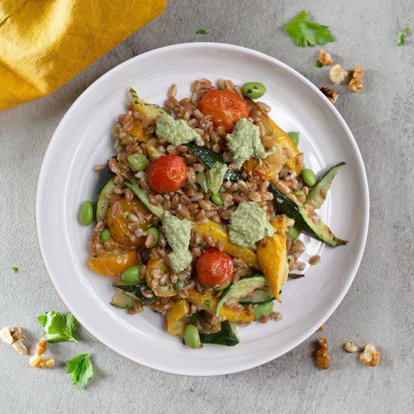 Farro con verdure di stagione, pesto al basilico e dressing alla tahina