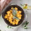 Gnocchi gluten free alla zucca con nocciole, amaretti e salvia