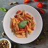 Mezze penne bio all'ortica con cherry e basilico