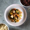 Piatto Equilibrato - Seitan marinato al limone con verdure, mele caramellate e erbe aromatiche con riso
