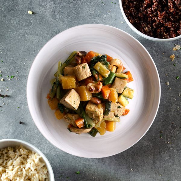 Piatto equilibrato - Tempeh in agrodolce con porri, scorza di limone, carote e zucchine con tris di quinoa