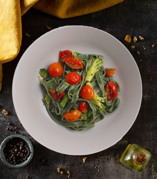 Tagliatelle alla spirulina con verdure julienne