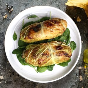 Involtini di verza ripieni di soia e verdure con cous cous