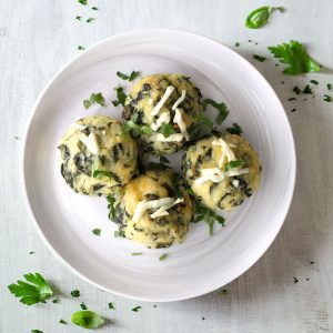 Sfere di semolino con pecorino e spinaci