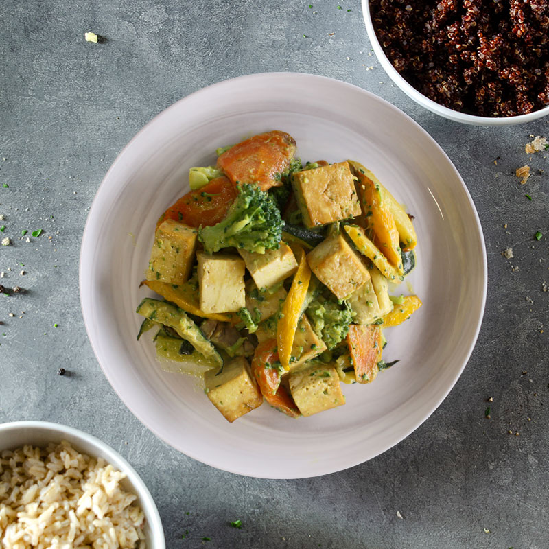 Piatto equilibrato - Tempeh al curry in latte di cocco con verdure e farro