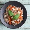 Fusilli di grano saraceno bio con pomodoro fresco e mozzarella veg