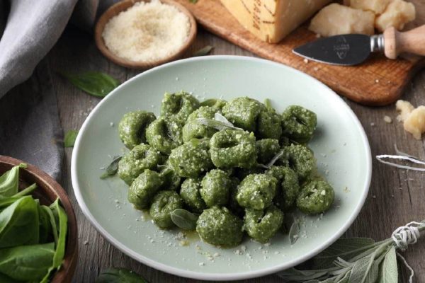 Gnocchi di patate di spinaci con sugo di pomodoro gluten free