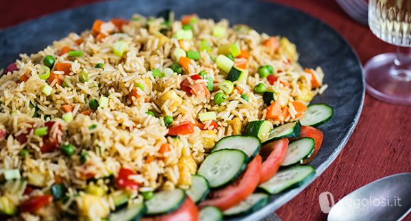 Nasi Goreng indonesiano con riso fritto e verdure