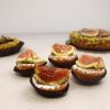 Crostatine con crema pasticcera, fichi e granella di pistacchio - anche veg - immagine 2